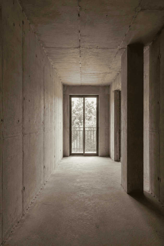 Espacio en obra en Madrid con estructura de hormigón visto y diseño arquitectónico contemporáneo