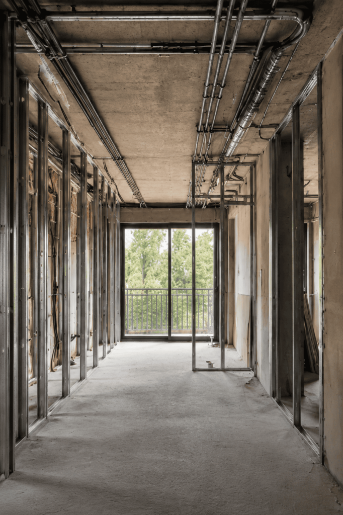 Proceso de reforma integral en Madrid con estructura metálica, instalaciones vistas y arquitectura contemporánea
